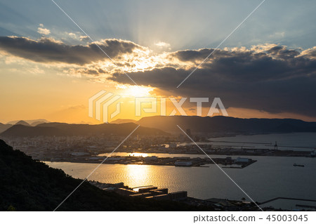 從Yajima Skyway(Yajima,瀨戶內海,高松市,香川縣)西側的日落景觀 從Yajima Skyway(Yajima,瀨戶內海,高松市,香川縣)西側的日落景觀 45003045
