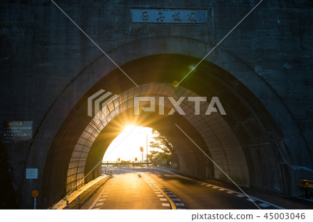 取自傍晚太陽Yajima Skyway Tunnel（高松市，香川縣）的東側 45003046