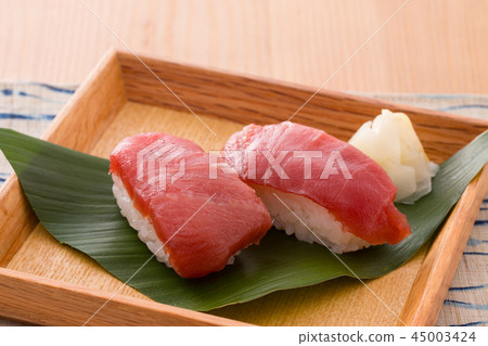 Nigiri sushi with red meat 45003424