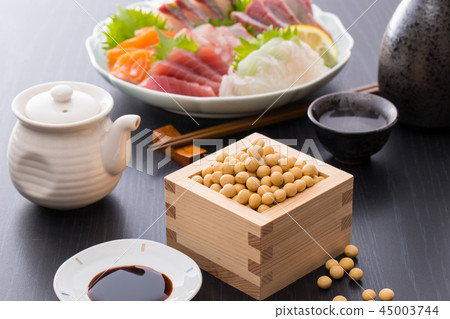 Soy and sashimi 45003744
