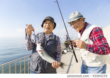 享受釣魚的老人 45004234