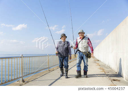 享受釣魚的老人 享受釣魚的老人 45004237