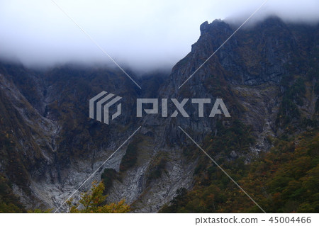 秋天Tanigawadake Ichino Kurasawa徒步雄偉的Ichino Kurasawa岩壁Sakai帽子岩石 45004466