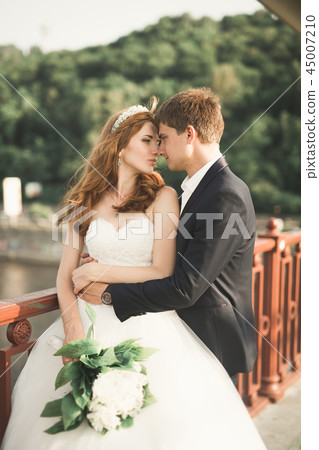 Close up of a nice young wedding couple 45007210