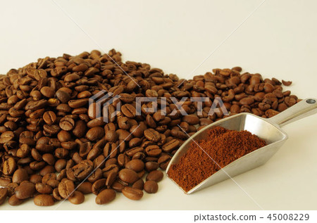咖啡豆碾碎的咖啡 咖啡豆碾碎的咖啡 45008229