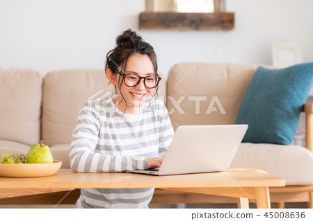一位年輕女士（個人電腦） 45008636