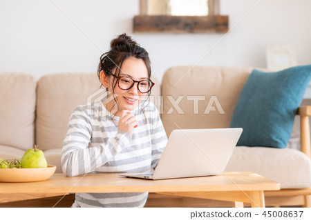 一位年輕女士(個人電腦) 一位年輕女士(個人電腦) 45008637
