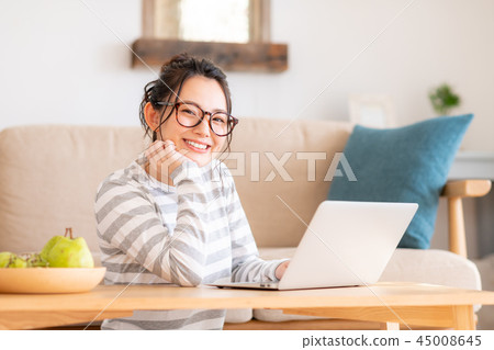 一位年輕女士(個人電腦) 一位年輕女士(個人電腦) 45008645