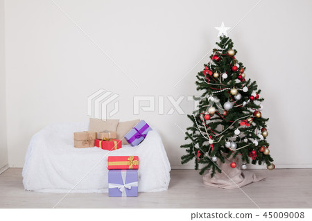 Christmas tree in the room with Christmas decorations and gifts toys Christmas tree in the room with Christmas decorations and gifts toys 45009008
