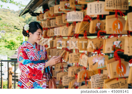 Japanese lady looking at the wooden board 45009141