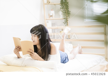 Reading a good time at home 45011928