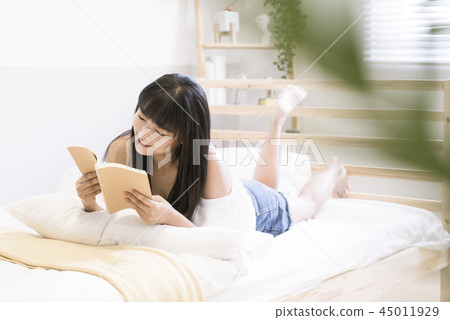 Reading a good time at home 45011929