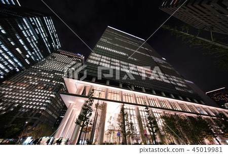 日本的東京都市風景新的名勝“大手町廣場”誕生於大手町(畫面的中心),左上角的產經大廈 日本的東京都市風景新的名勝“大手町廣場”誕生於大手町(畫面的中心),左上角的產經大廈 45019981