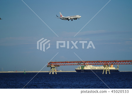 Aircraft about to land Aircraft about to land 45020533