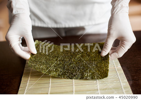 Process of preparing rolling sushi 45020990