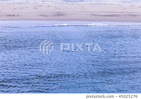 海邊風景。在水面上。 海邊風景。在水面上。 45025276