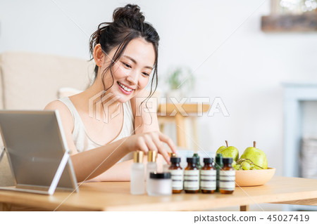 young woman      45027419