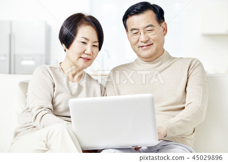 Notebook, living room, couple Notebook, living room, couple 45029896