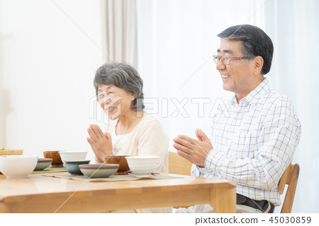 Senior couple having a conversation 45030859