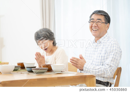 有資深的夫婦交談 45030860