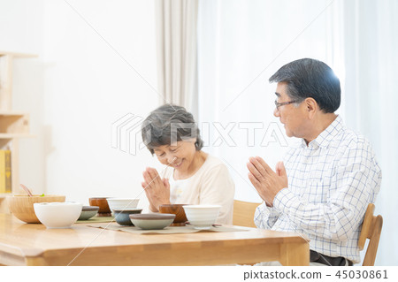有資深的夫婦交談 45030861