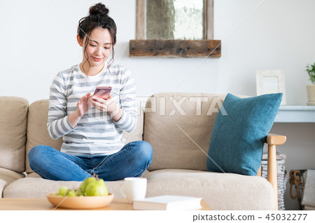 A young lady (a smartphone) 45032277