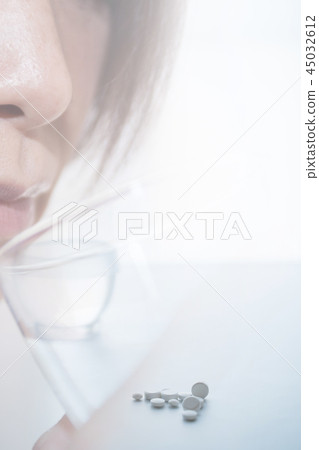 吃藥的女人 45032612