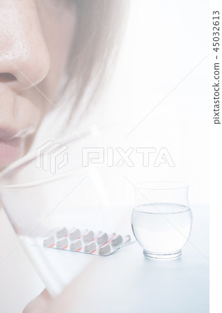 吃藥的女人 45032613