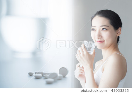 吃藥的女人 45033235