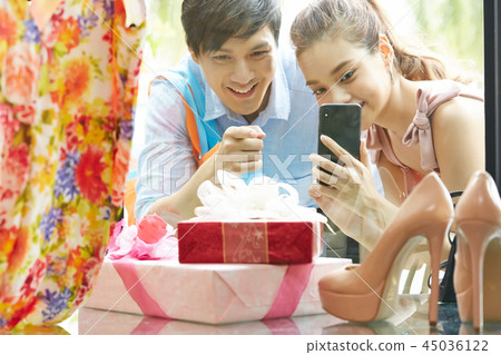 情侶約會購物 45036122