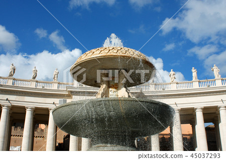 Bernini's colonnades and Saint Peter's Bernini's colonnades and Saint Peter's 45037293
