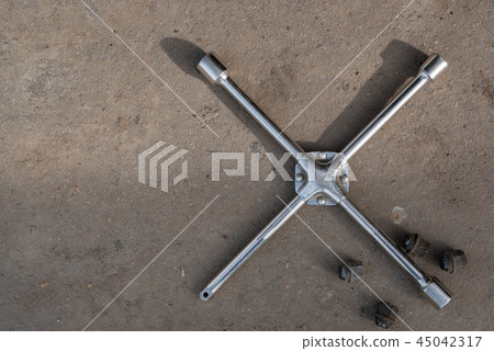crest wrench for car wheels repair service 45042317