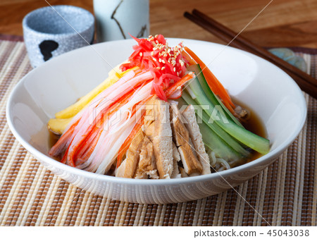 Chinese style mixed noodle. Chinese style mixed noodle. 45043038