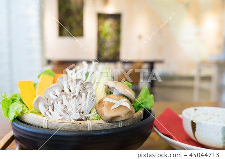 阿祖代中國火鍋。包括金針，香，南瓜，雄蕊竹筍，人參，蔬菜，koukinoki。當地美食。 45044713