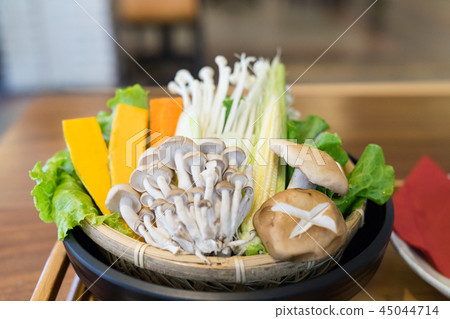 阿祖代中國火鍋。包括金針，香，南瓜，雄蕊竹筍，人參，蔬菜，koukinoki。當地美食。 45044714