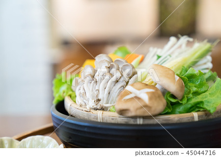 阿祖代中國火鍋。包括金針，香，南瓜，雄蕊竹筍，人參，蔬菜，koukinoki。當地美食。 45044716