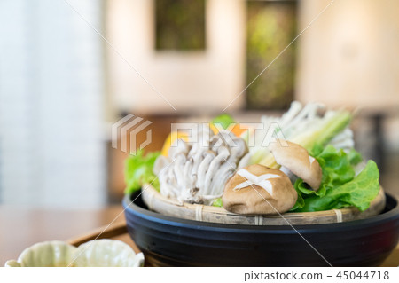 阿祖代中國火鍋。包括金針，香，南瓜，雄蕊竹筍，人參，蔬菜，koukinoki。當地美食。 45044718