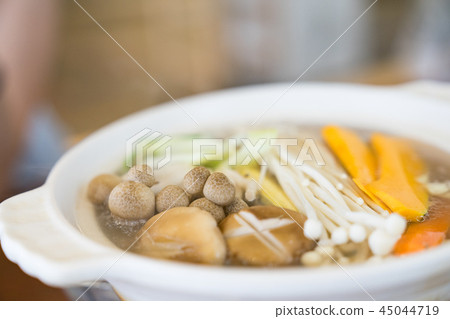 阿祖代中國火鍋。包括金針，香，南瓜，雄蕊竹筍，人參，蔬菜，koukinoki。當地美食。 45044719