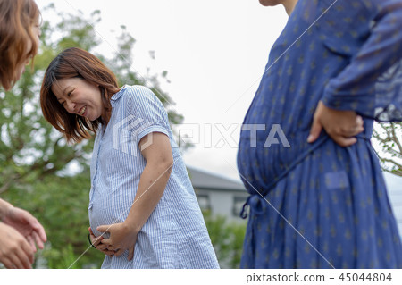 Pregnant women friend Pregnant women friend 45044804