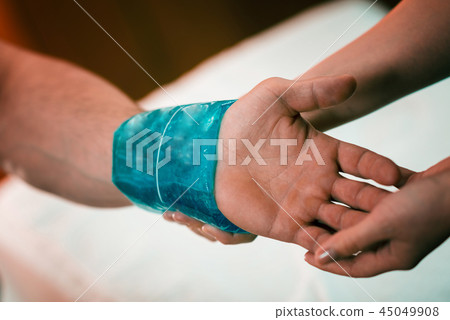 Hand pain, wrist pain. Hand pain, wrist pain. 45049908