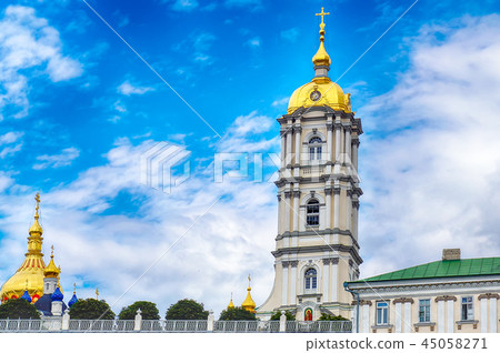 Golden domes of Lavra Pochaiv on a clear day 45058271