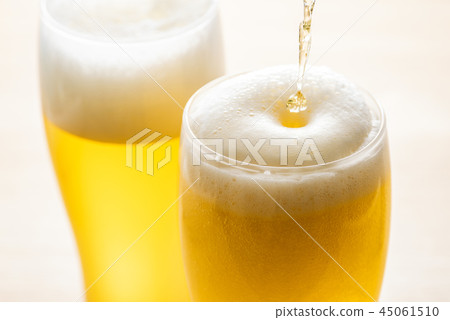 將啤酒倒入玻璃杯中 45061510