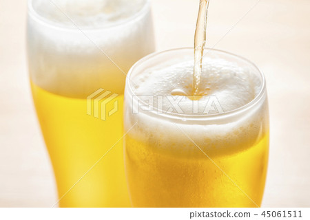 Pour the beer into the glass 45061511