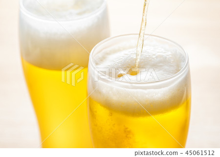 Pour the beer into the glass 45061512