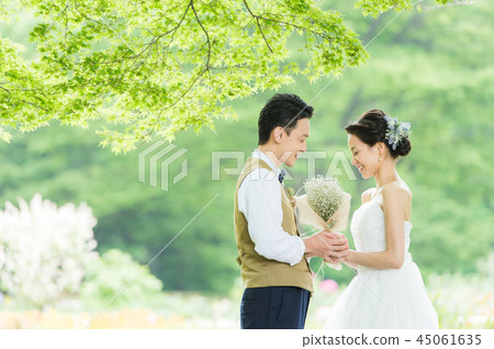 舉辦花園婚禮的夫婦 舉辦花園婚禮的夫婦 45061635