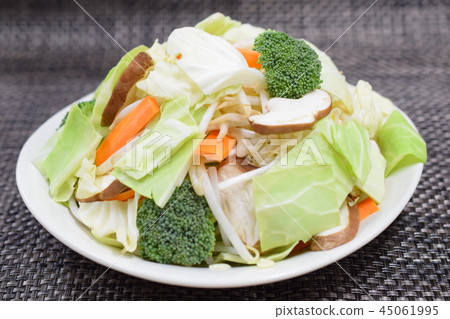 Stir fry vegetables before frying 45061995