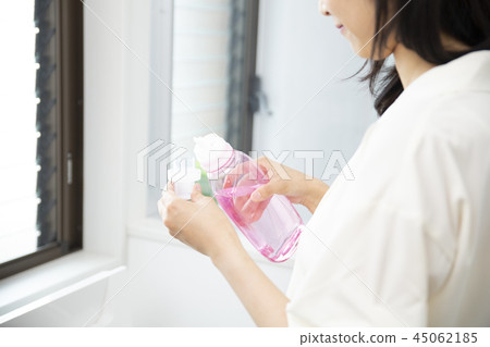 洗衣服的女人 45062185