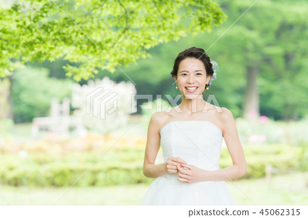 新娘穿著婚紗的肖像 45062315
