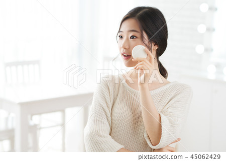 Applying loose powder 45062429