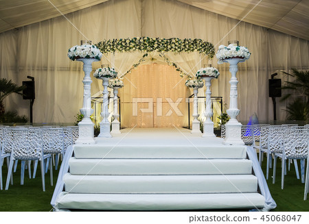 Jewish Hupa , wedding putdoor . Jewish Hupa , wedding putdoor . 45068047